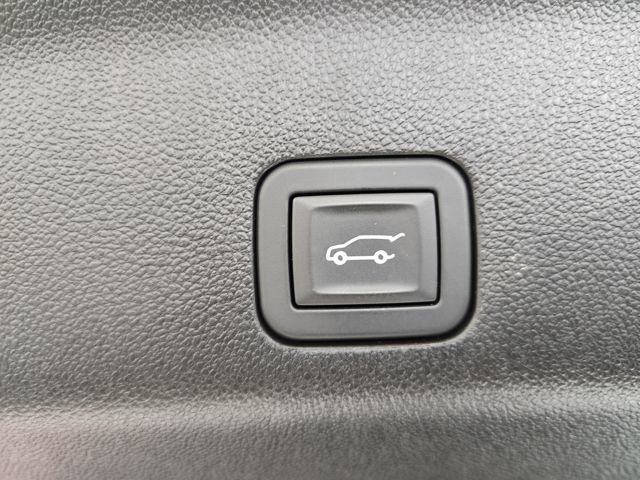 Used 2025 GMC Yukon XL Denali w/ Advanced Technology Package image 19