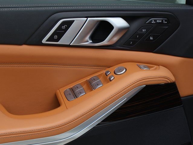 Used 2024 BMW X7 xDrive40i w/ Climate Comfort Package image 29