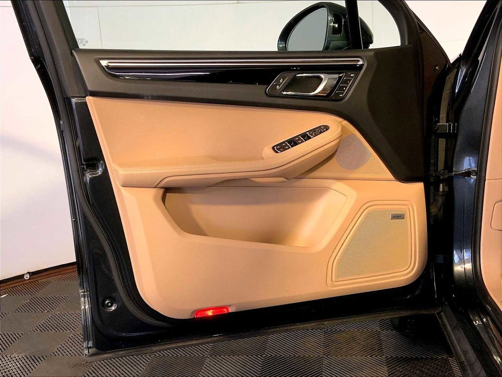 Certified 2020 Porsche Macan AWD/4WD image 25