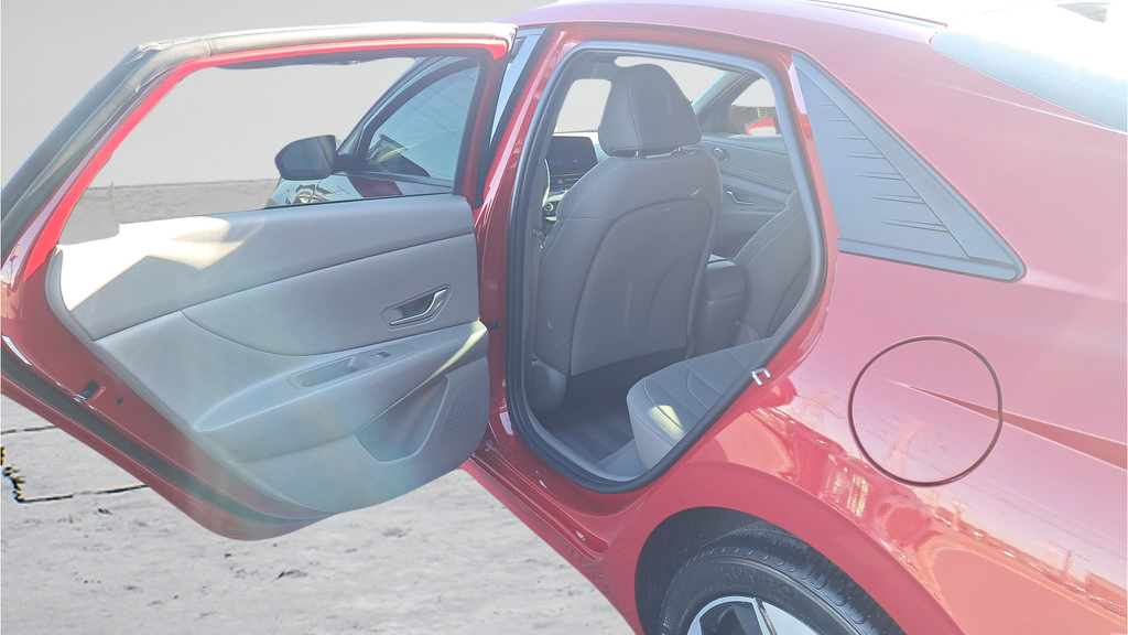 Used 2023 Hyundai Elantra SEL w/ Convenience Package FWD image 11