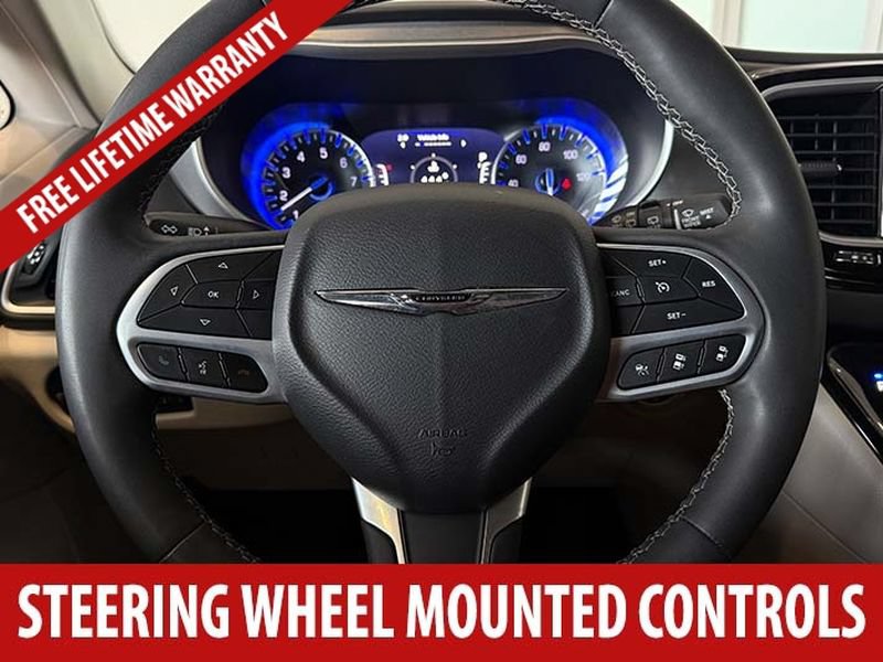 Used 2023 Chrysler Pacifica Touring-L FWD image 12