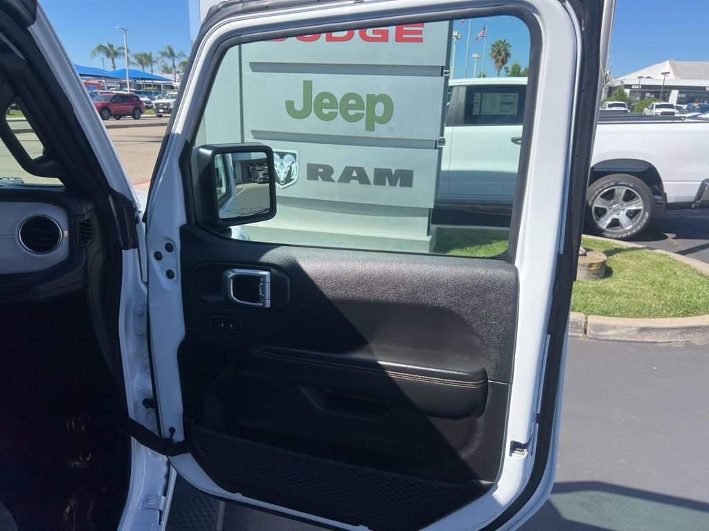 Used 2025 Jeep Wrangler Unlimited Sahara AWD/4WD image 25