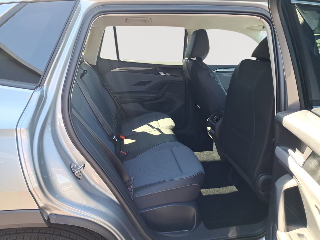 New 2025 Volkswagen Tiguan SE image 16