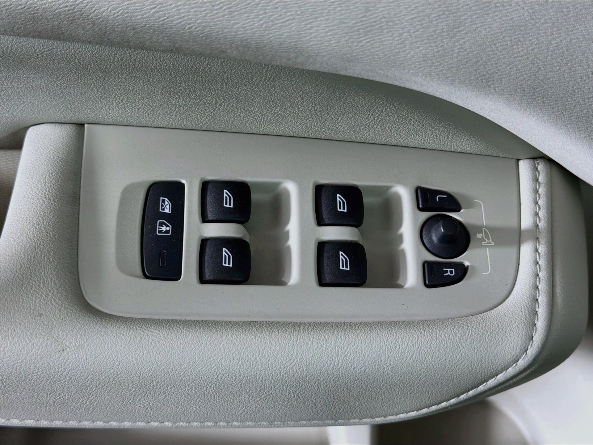 Certified 2023 Volvo XC60 B5 Plus w/ Protection Package Premier FWD image 18