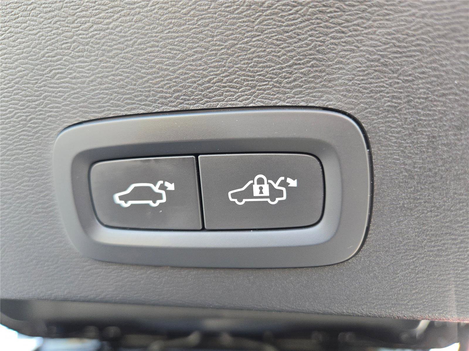 Used 2024 Volvo XC40 B5 Core image 20