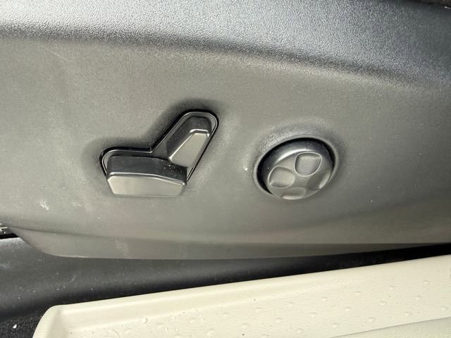 Used 2024 Chrysler Pacifica Touring-L FWD image 21