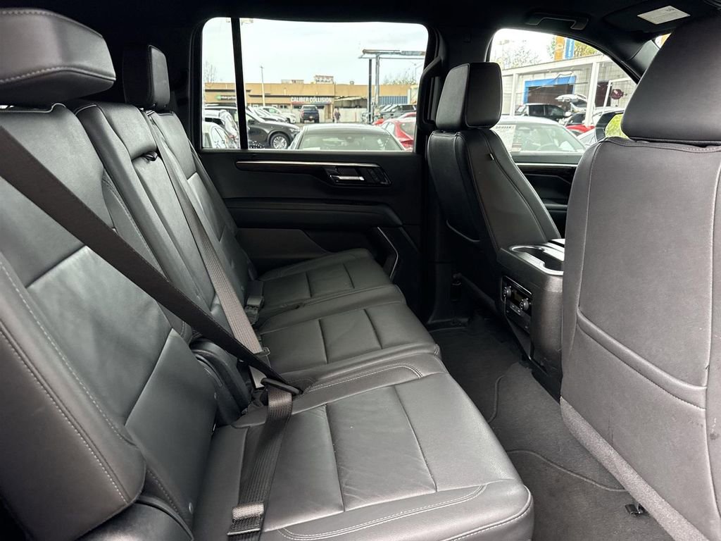 Used 2025 Chevrolet Suburban Z71 image 24