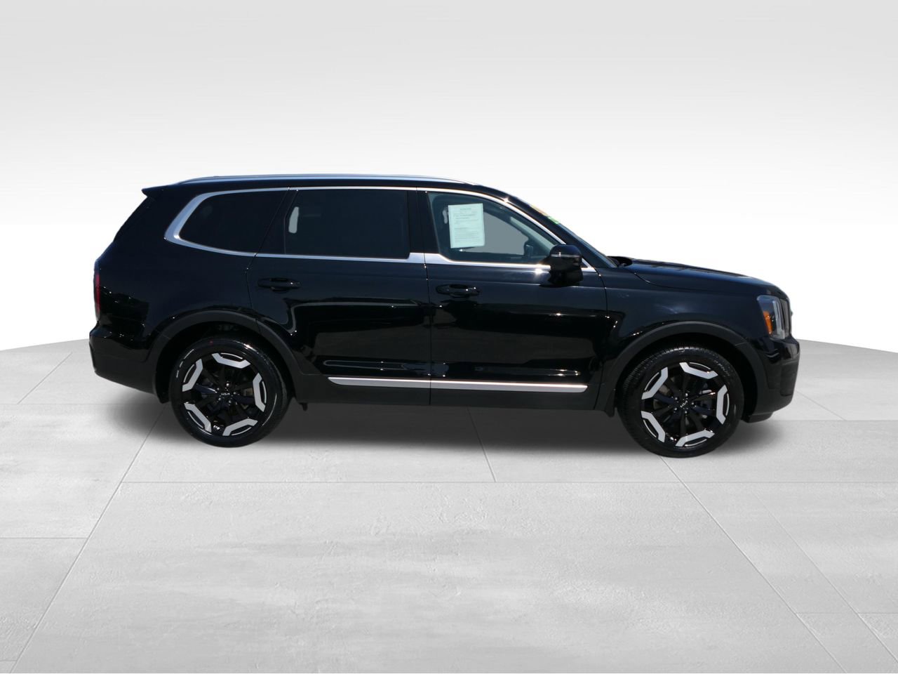 Used 2024 Kia Telluride EX w/ EX Captain's Chair Package FWD image 2