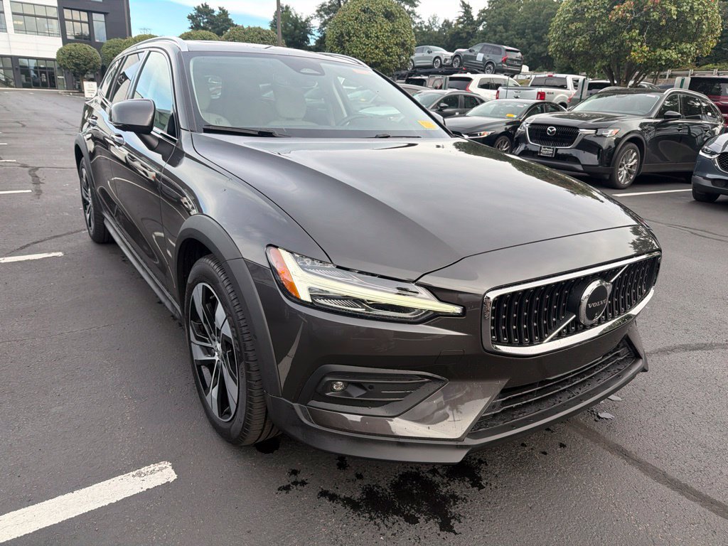 Certified 2025 Volvo V60 B5 Cross Country Plus AWD/4WD image 6