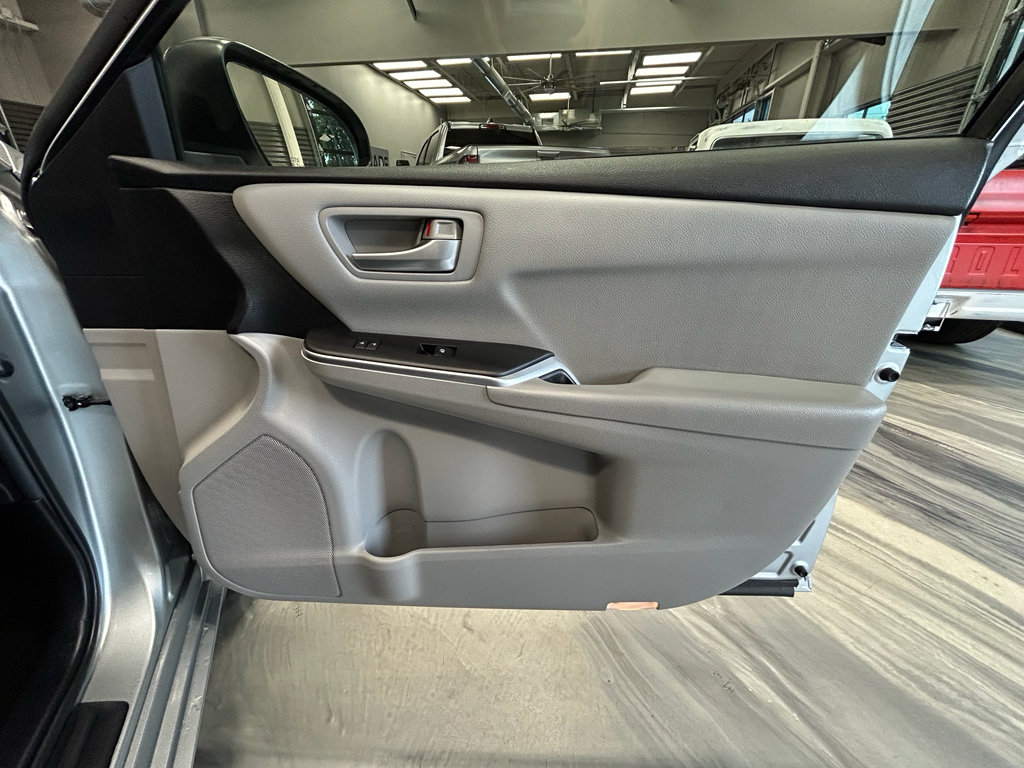 Used 2015 Toyota Camry SE FWD image 35