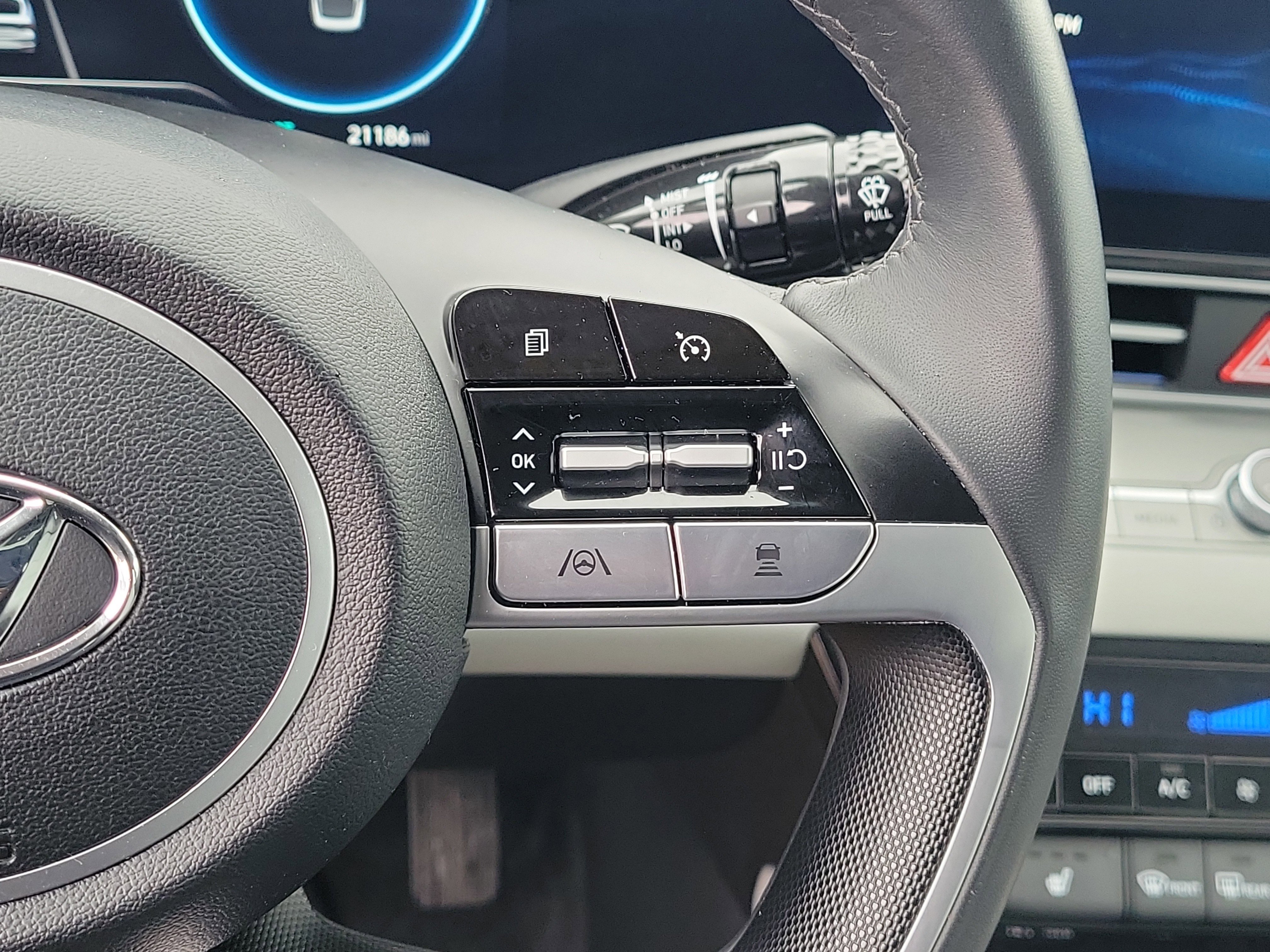 Used 2023 Hyundai Elantra Limited image 24