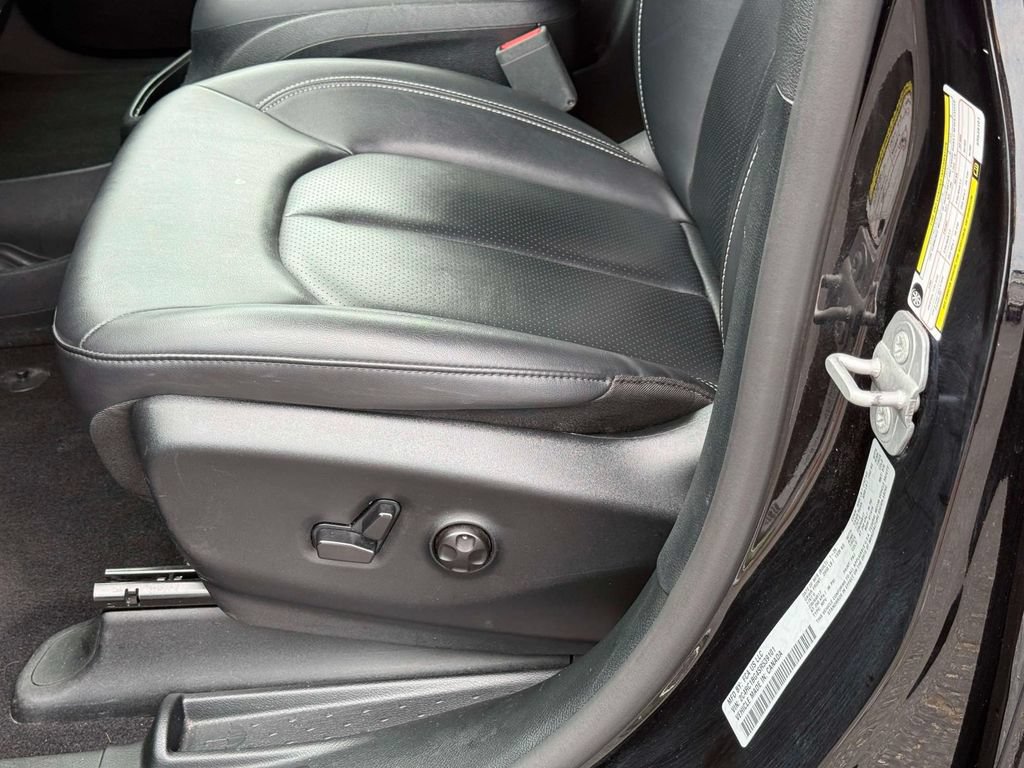 Used 2025 Chrysler Pacifica Select FWD image 16