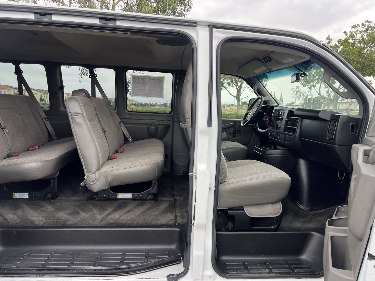 Used 2018 Chevrolet Express 3500 LT w/ LT Preferred Equipment Group RWD image 20