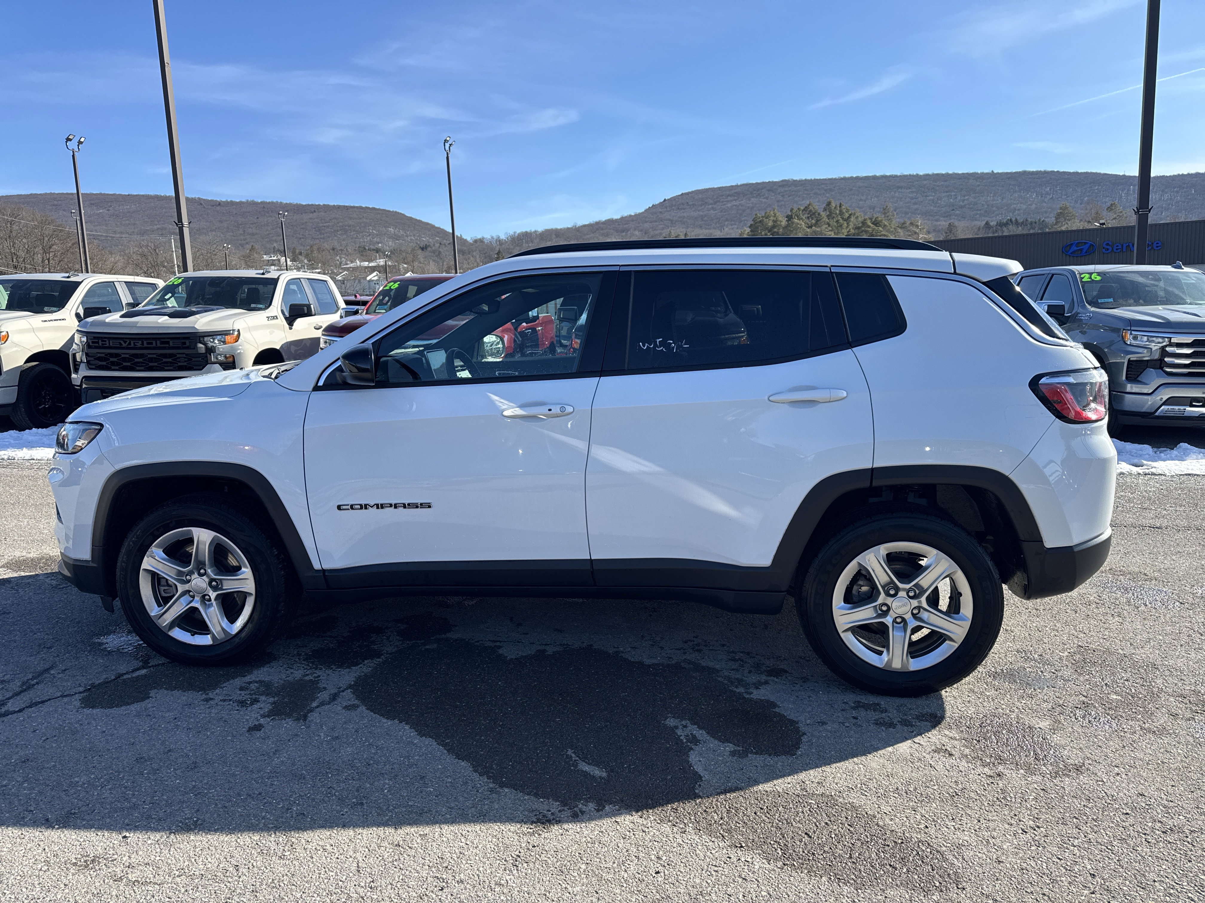 Used 2024 Jeep Compass Latitude image 7