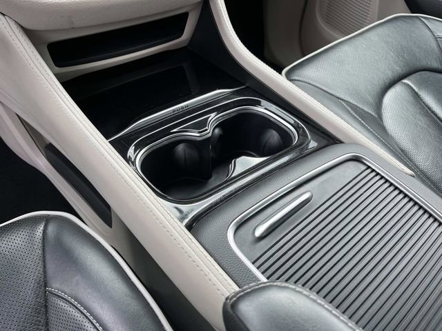 Used 2023 Chrysler Pacifica Limited FWD image 36
