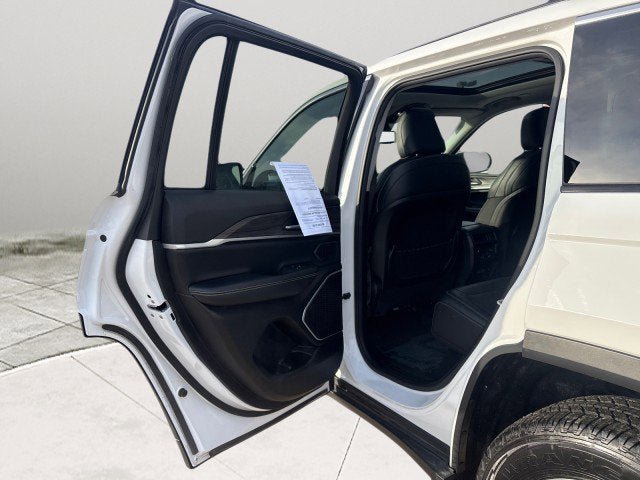 Used 2023 Jeep Grand Cherokee 4x4 image 21