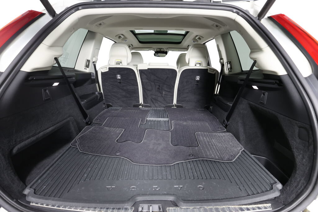 Used 2016 Volvo XC90 T6 Momentum w/ Momentum Plus Package AWD/4WD image 18