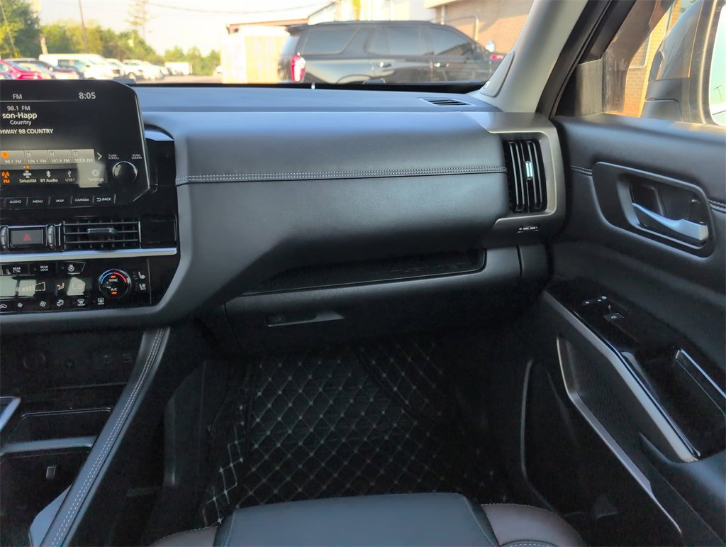 Used 2024 Nissan Pathfinder Platinum image 16