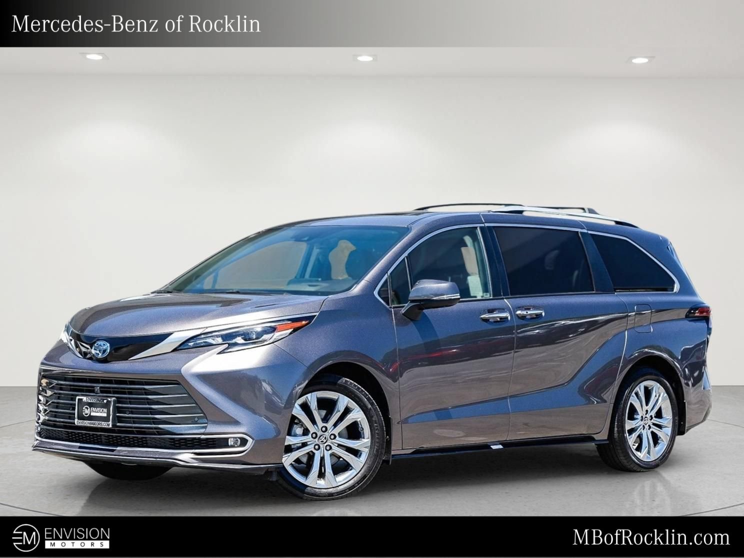 Used 2024 Toyota Sienna Platinum FWD image 1