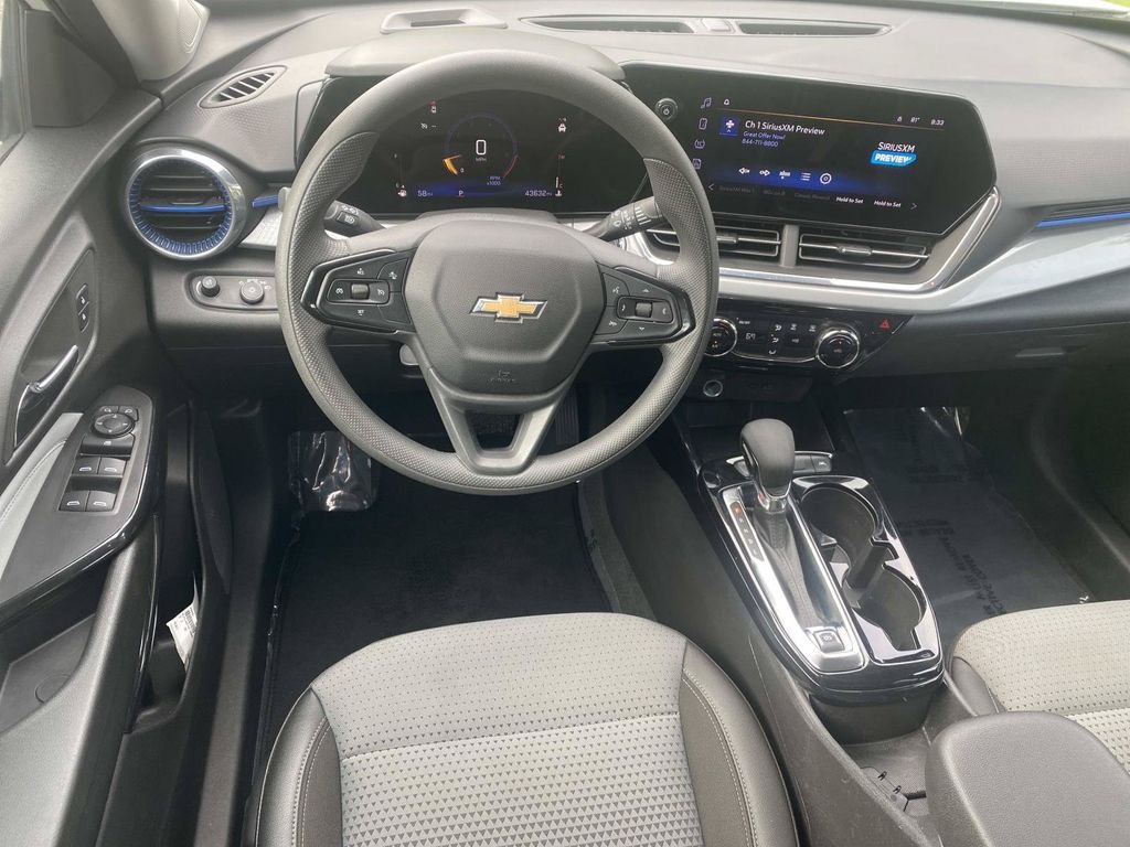 Used 2025 Chevrolet Trax LT FWD image 15