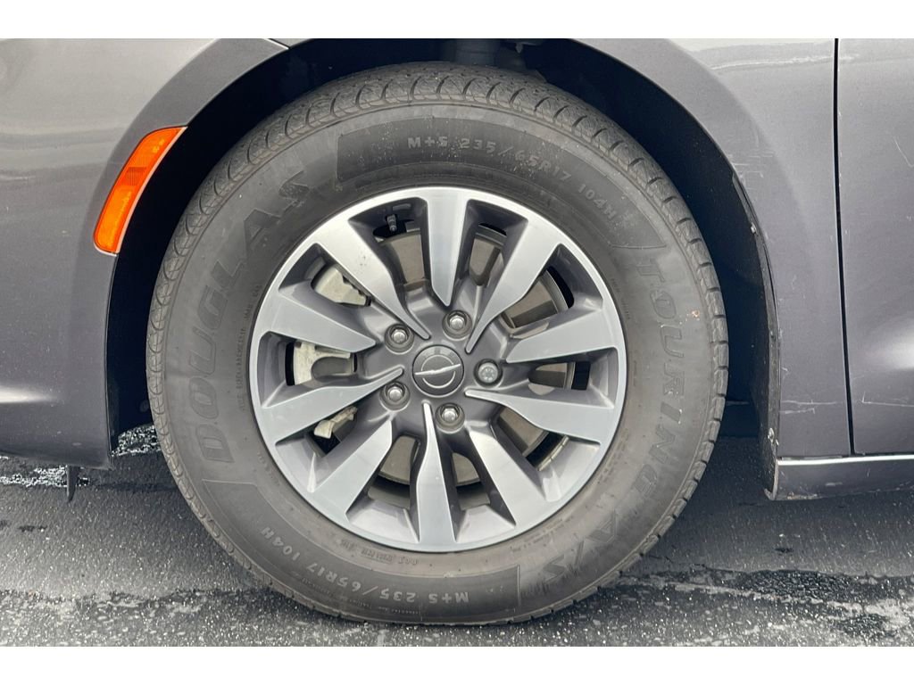 Used 2021 Chrysler Pacifica Touring w/ Uconnect Theater Family Group image 10