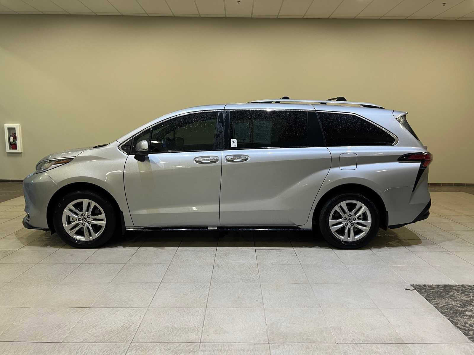 Used 2025 Toyota Sienna Limited image 3