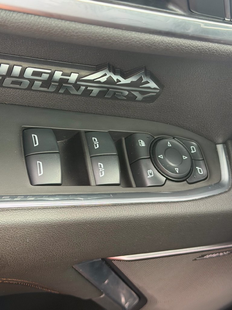 Used 2025 Chevrolet Silverado 1500 High Country w/ High Country Premium Package AWD/4WD image 35