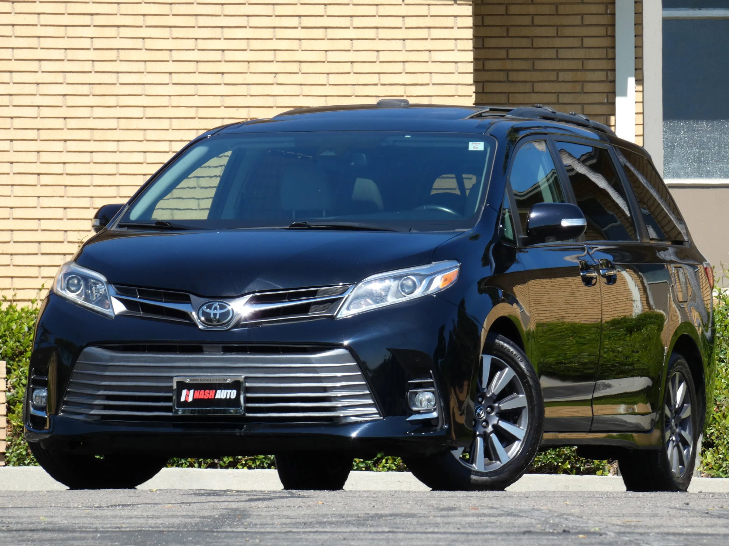 Used 2018 Toyota Sienna Limited image 2