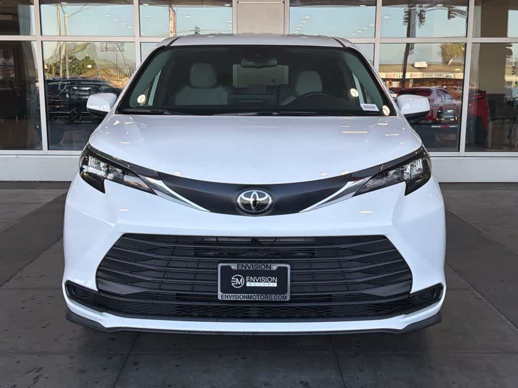 New 2026 Toyota Sienna LE FWD image 4
