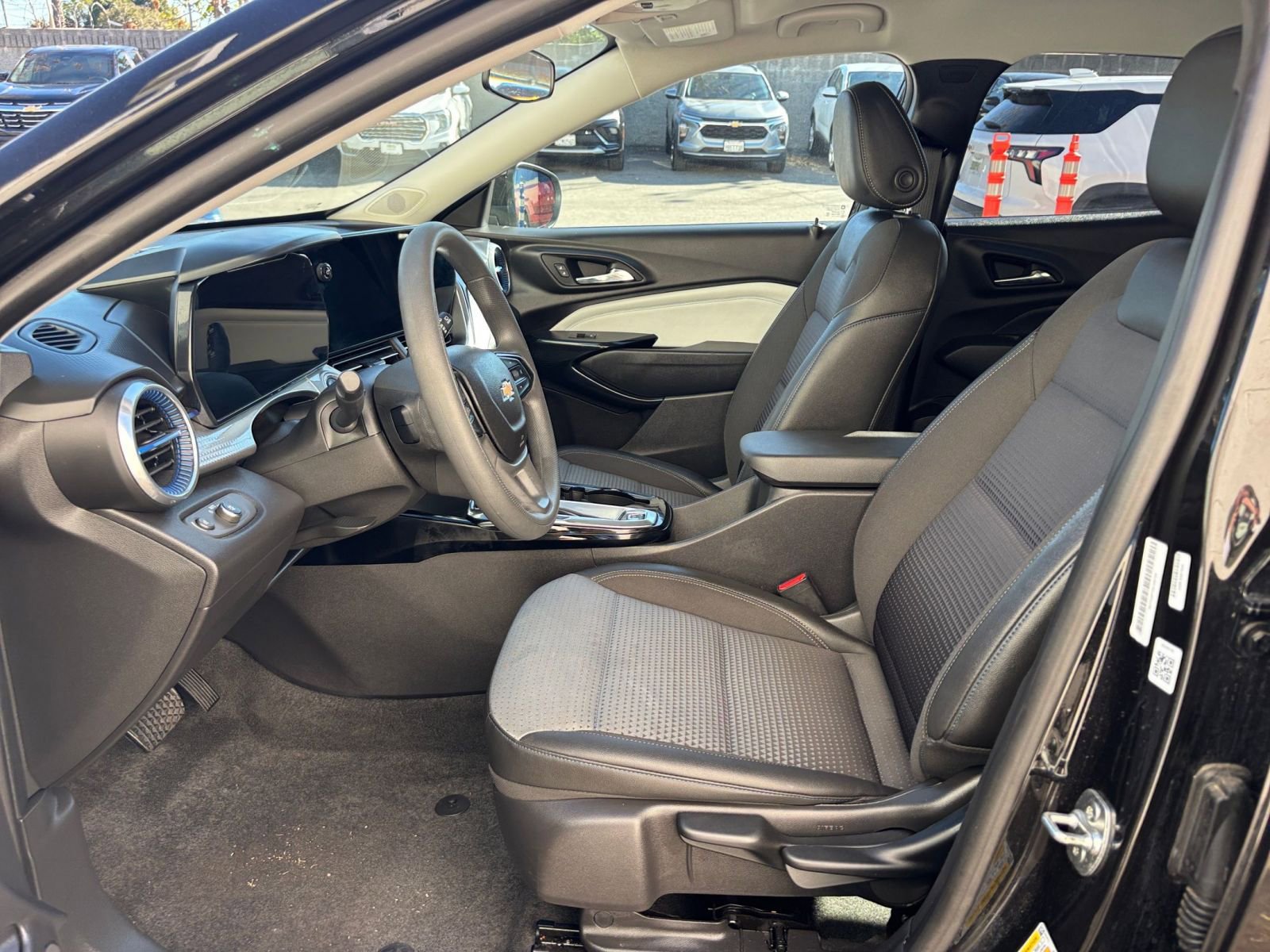 Used 2025 Chevrolet Trax LT image 27