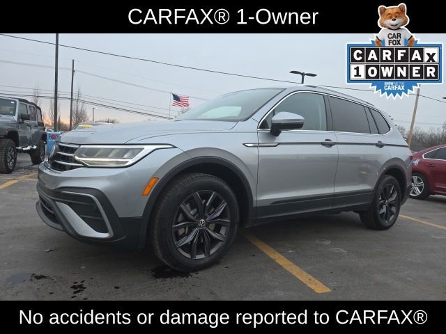 Used 2023 Volkswagen Tiguan SE w/ Panoramic Sunroof Package image 3
