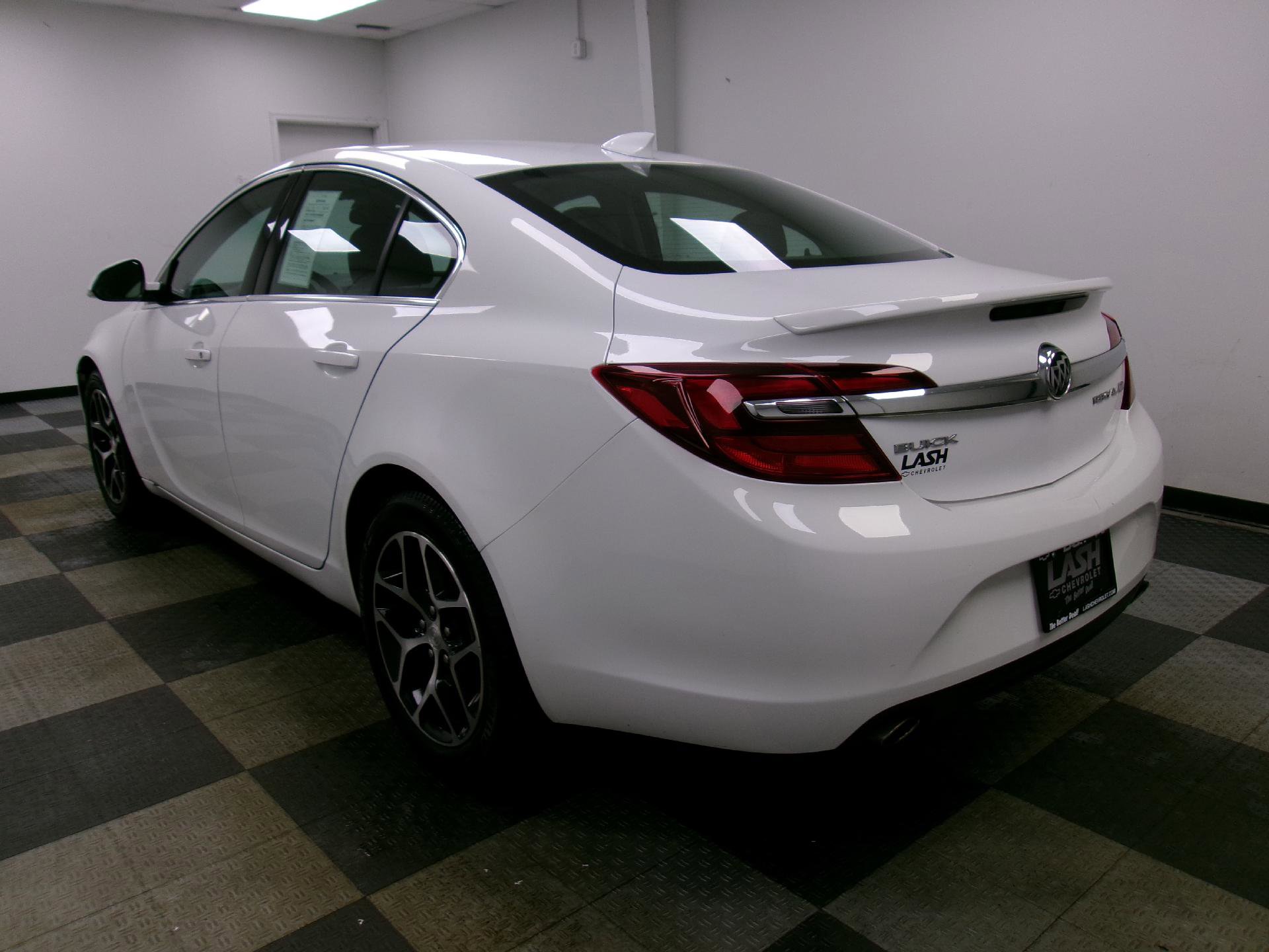 Used 2017 Buick Regal Sport Touring image 2