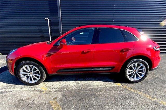 Used 2025 Porsche Macan image 2
