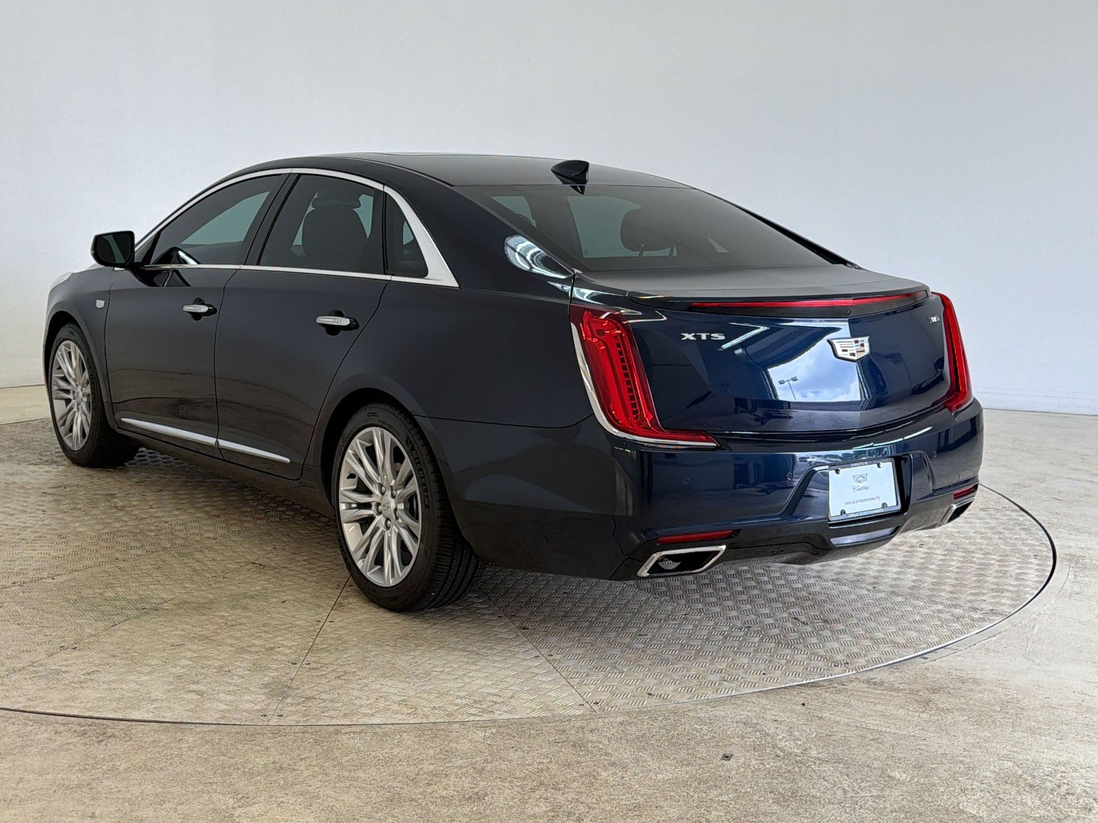 Used 2018 Cadillac XTS Luxury w/ Driver Awareness Package FWD image 3