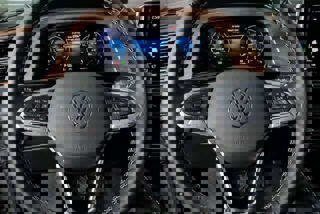 Certified 2025 Volkswagen Atlas SE image 13