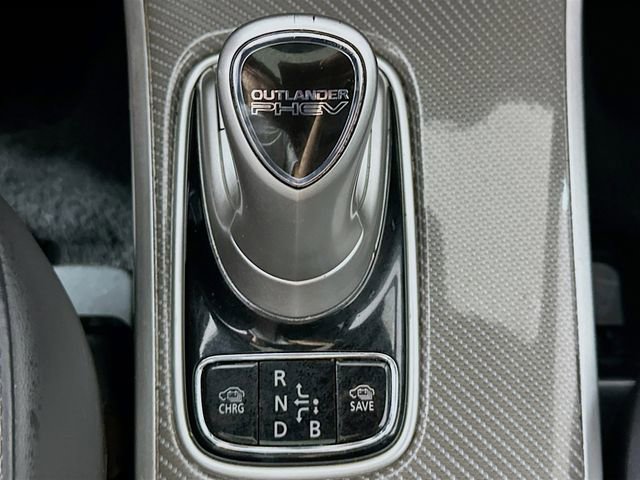 Used 2019 Mitsubishi Outlander 4WD Plug-In Hybrid image 17