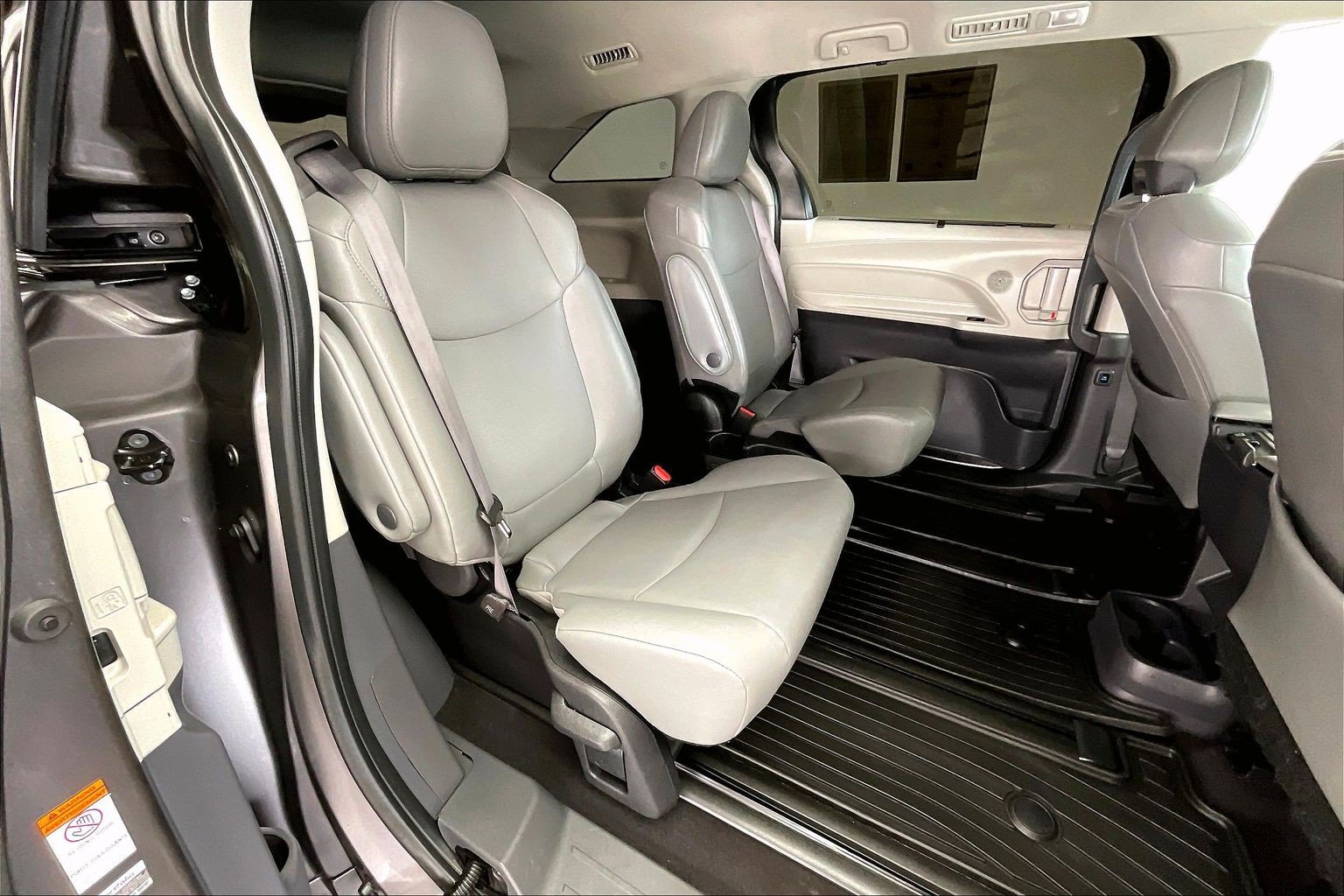 Used 2023 Toyota Sienna XLE FWD image 19