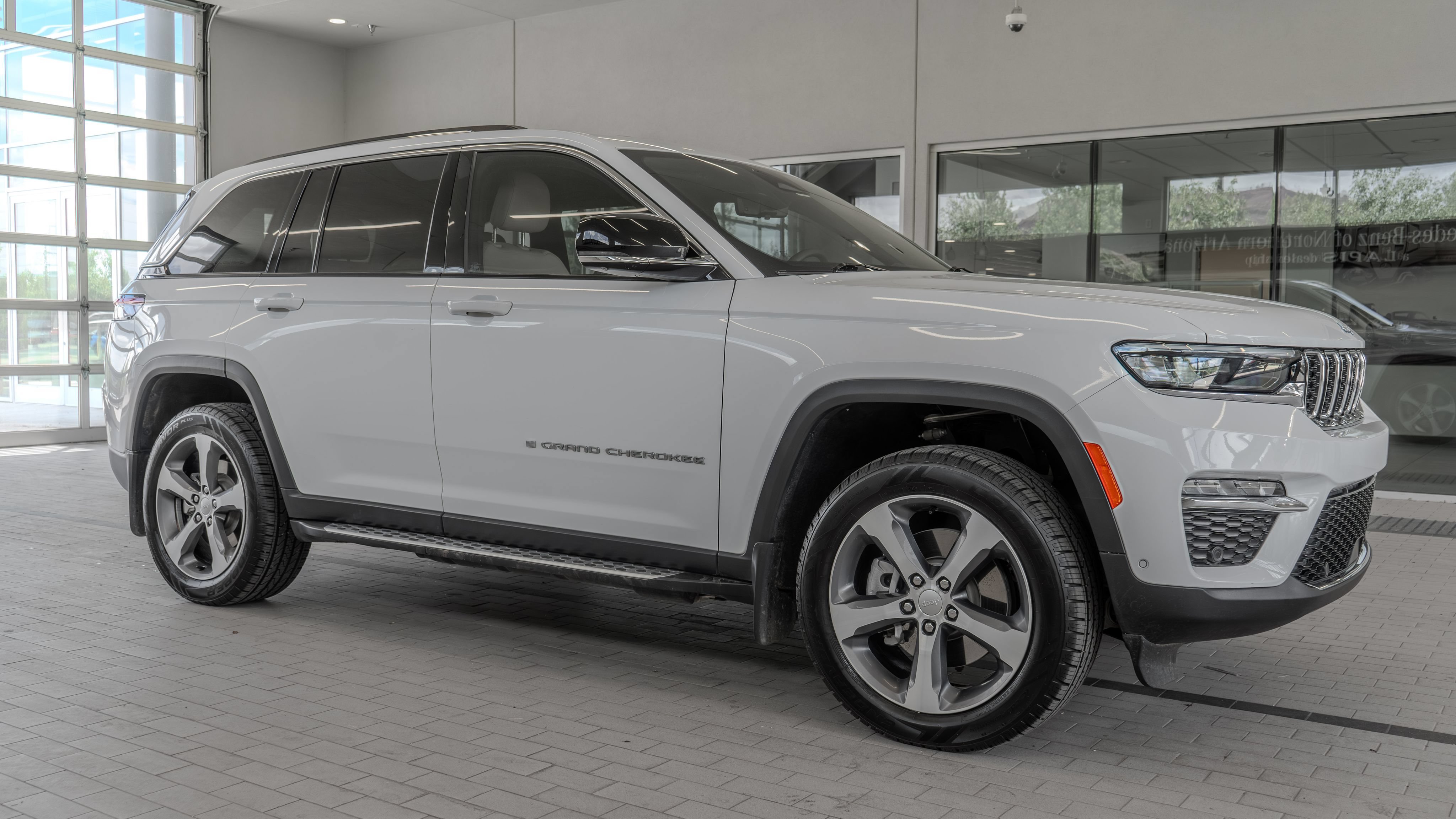 Used 2023 Jeep Grand Cherokee 4WD 4xe w/ Luxury Tech Group II image 12
