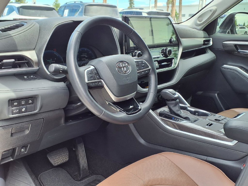 Used 2025 Toyota Highlander Limited AWD/4WD image 23