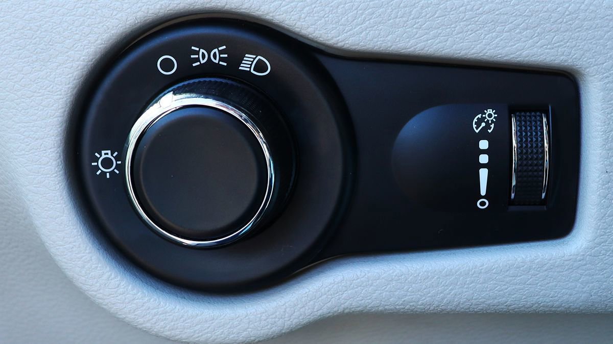 Used 2020 Chrysler Voyager L FWD image 41