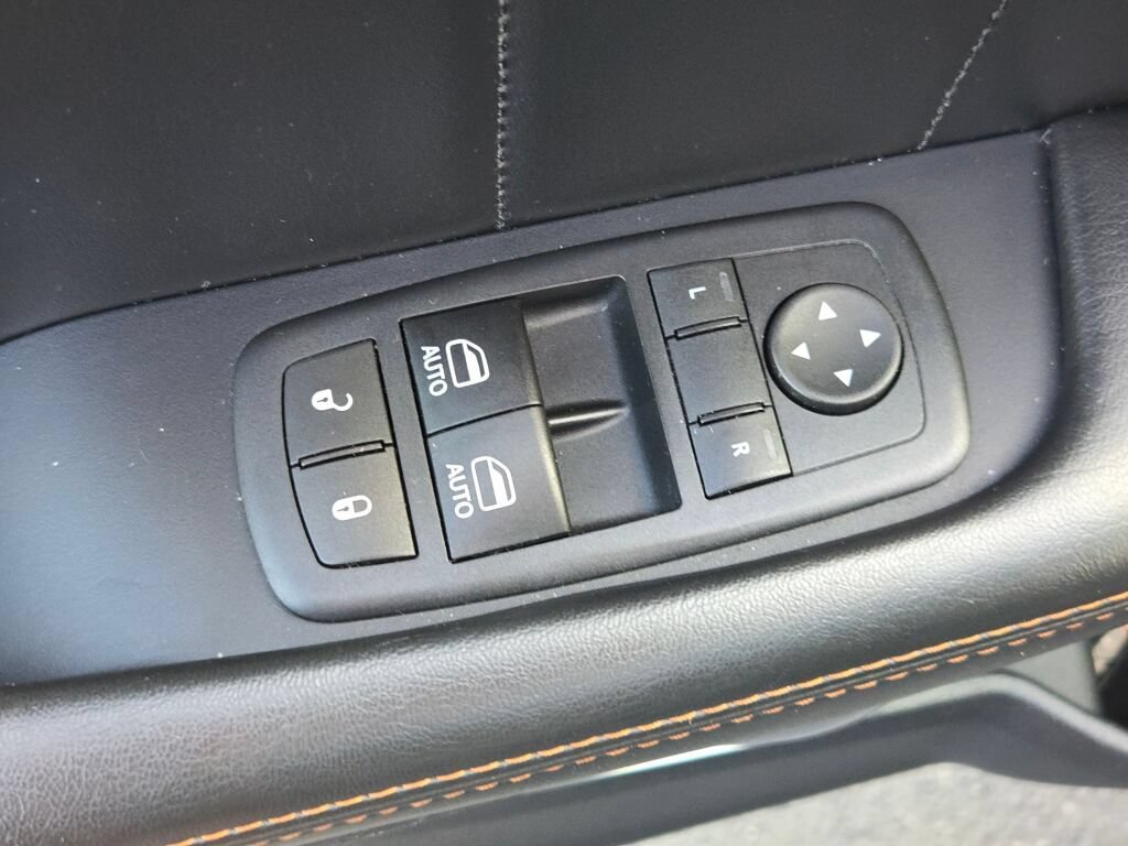Used 2015 Dodge Challenger R/T Plus RWD image 10