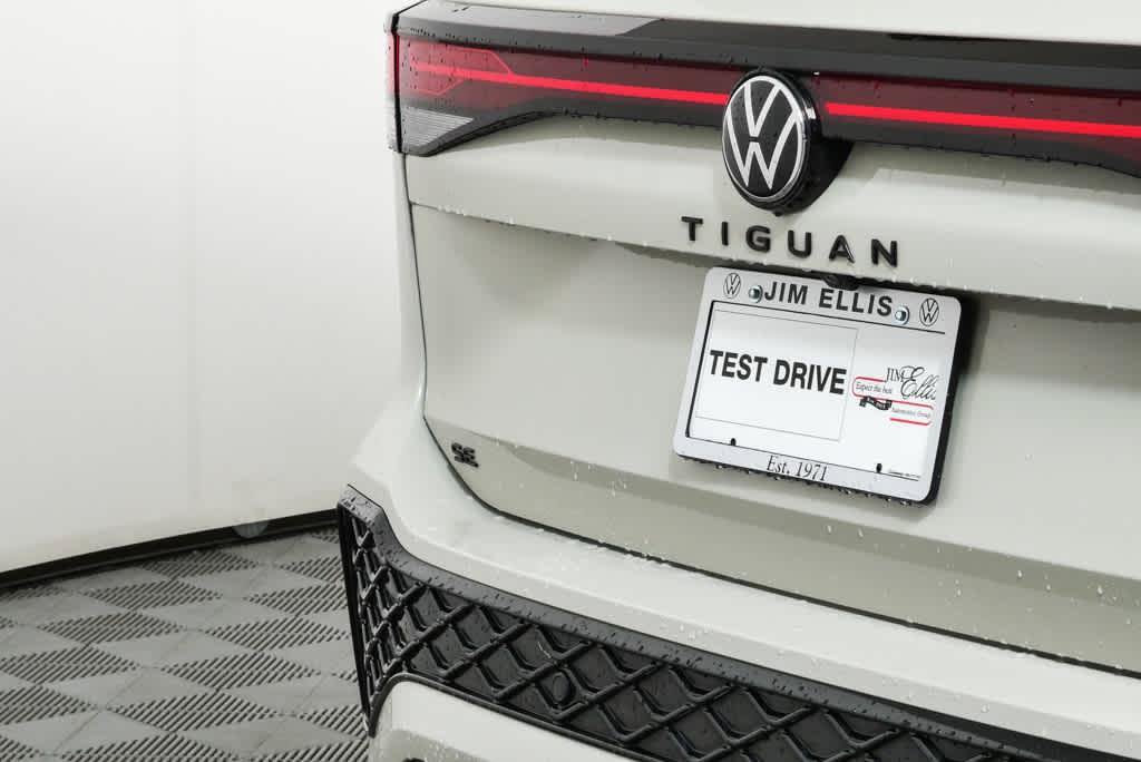 Certified 2025 Volkswagen Tiguan SE R-Line FWD image 35