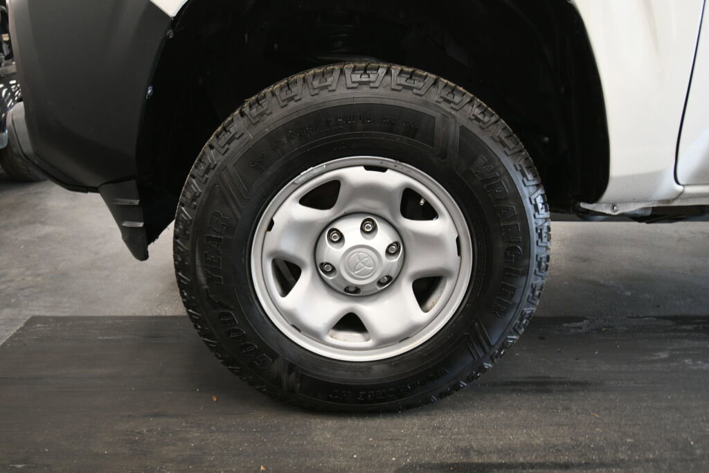 Certified 2022 Toyota Tacoma SR image 29