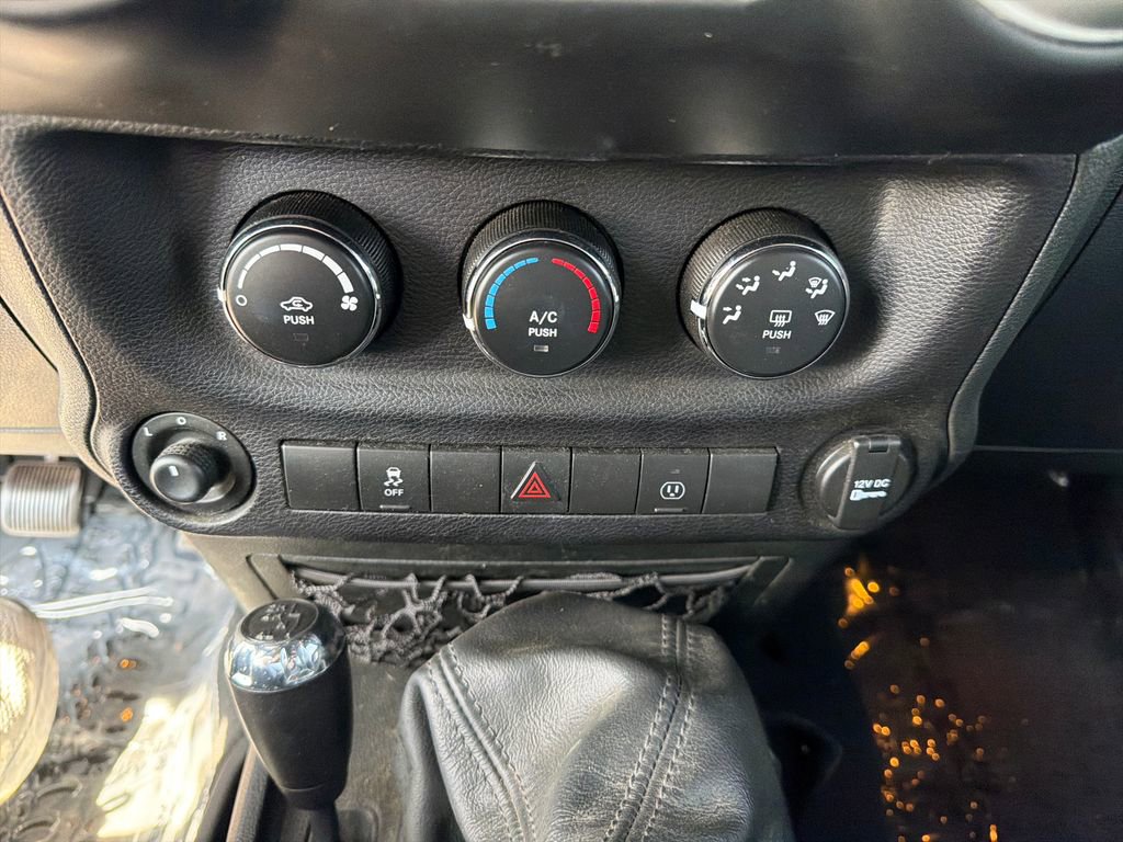 Used 2017 Jeep Wrangler Unlimited Rubicon w/ Connectivity Group image 21