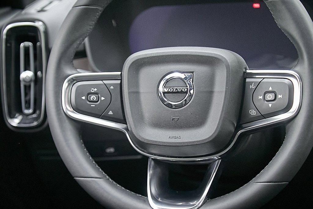 Certified 2023 Volvo C40 Recharge Core w/ Climate Package image 25