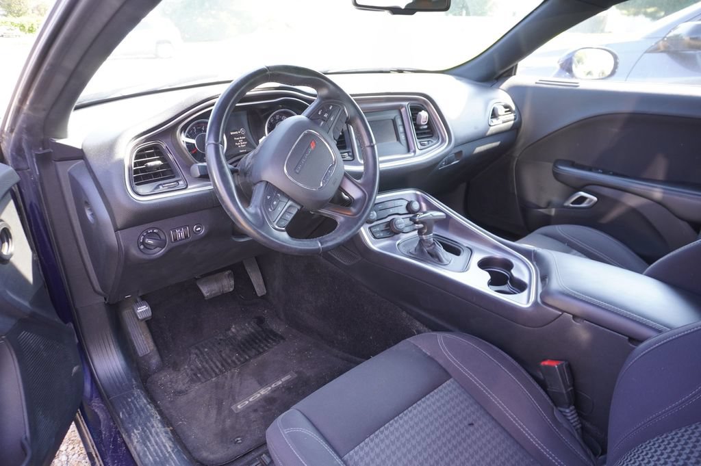 Used 2015 Dodge Challenger SXT RWD image 4