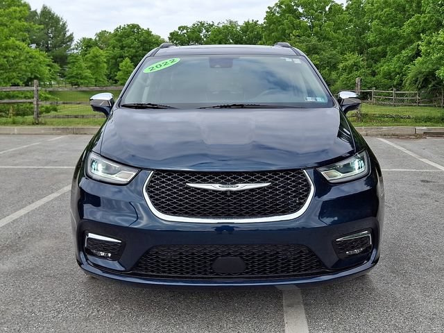 Used 2022 Chrysler Pacifica Limited AWD/4WD image 2