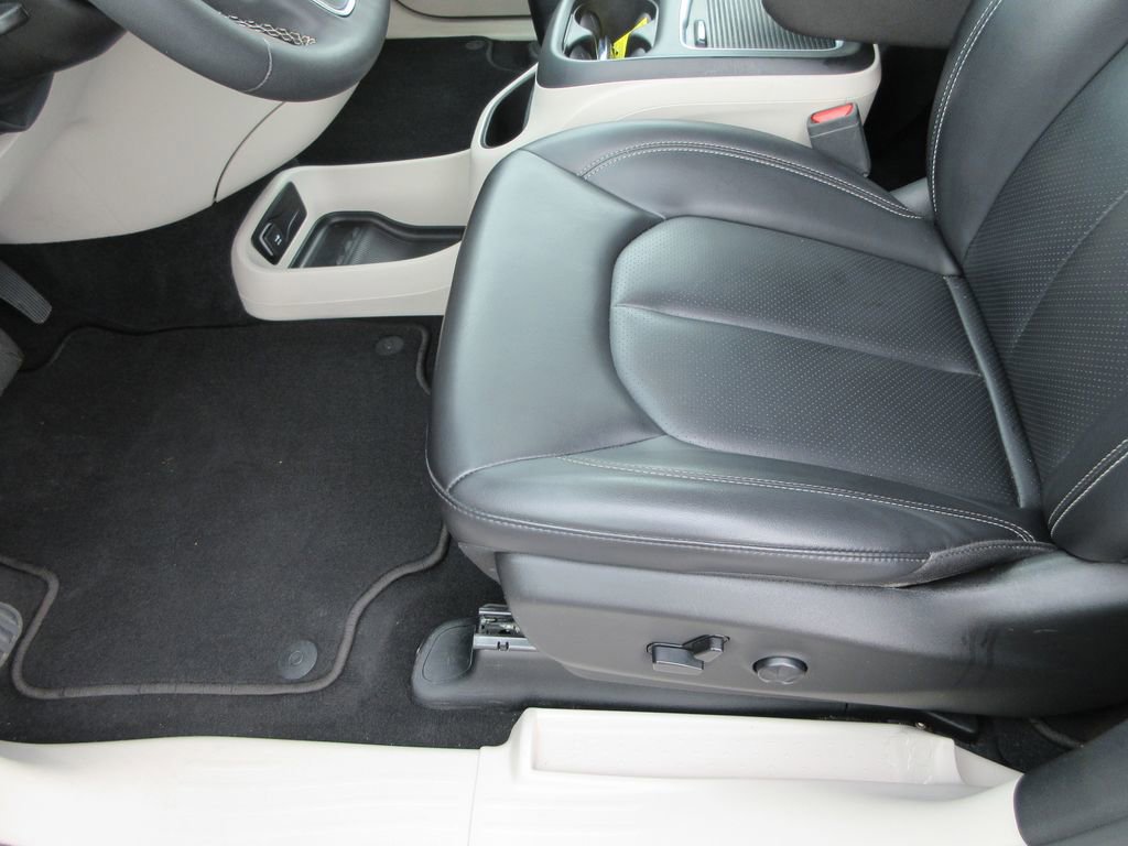 Used 2023 Chrysler Pacifica Touring-L image 20