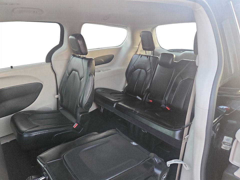 Used 2024 Chrysler Pacifica Touring-L image 30