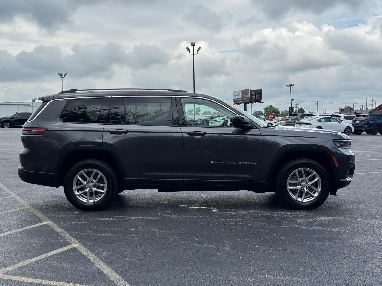 Used 2021 Jeep Grand Cherokee L Laredo w/ Luxury Tech Group I image 2